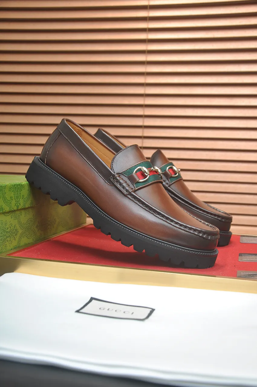 Men's shoes💰560💶Italy's top luxury men's shoe giant (GUCCI) (Gucci) (full cowhide lining) new arrival🍃Original European style🔰 Pleasant to the eye😍In order to make the shoes more durable and non-deformable🌀The production continues to follow traditional methods but there is still no lack of innovation💪Choose original sheepskin for the leather♻️ Smooth and natural And extra bright ⭐Made of imported cowhide, the first choice of rich people 38-45 (45 customized)